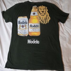 Modelo black Graphic Tee Size Medium